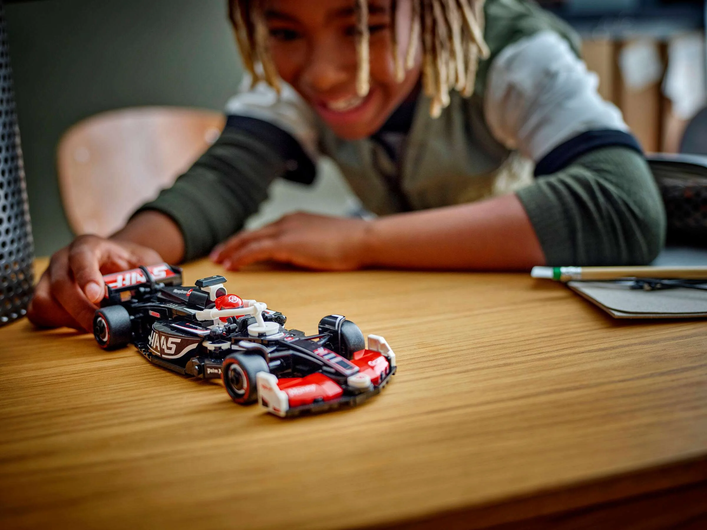 Lego 77250 Speed Champions - Carro de Corrida MoneyGram Haas F1® Team VF-24 - Image 2