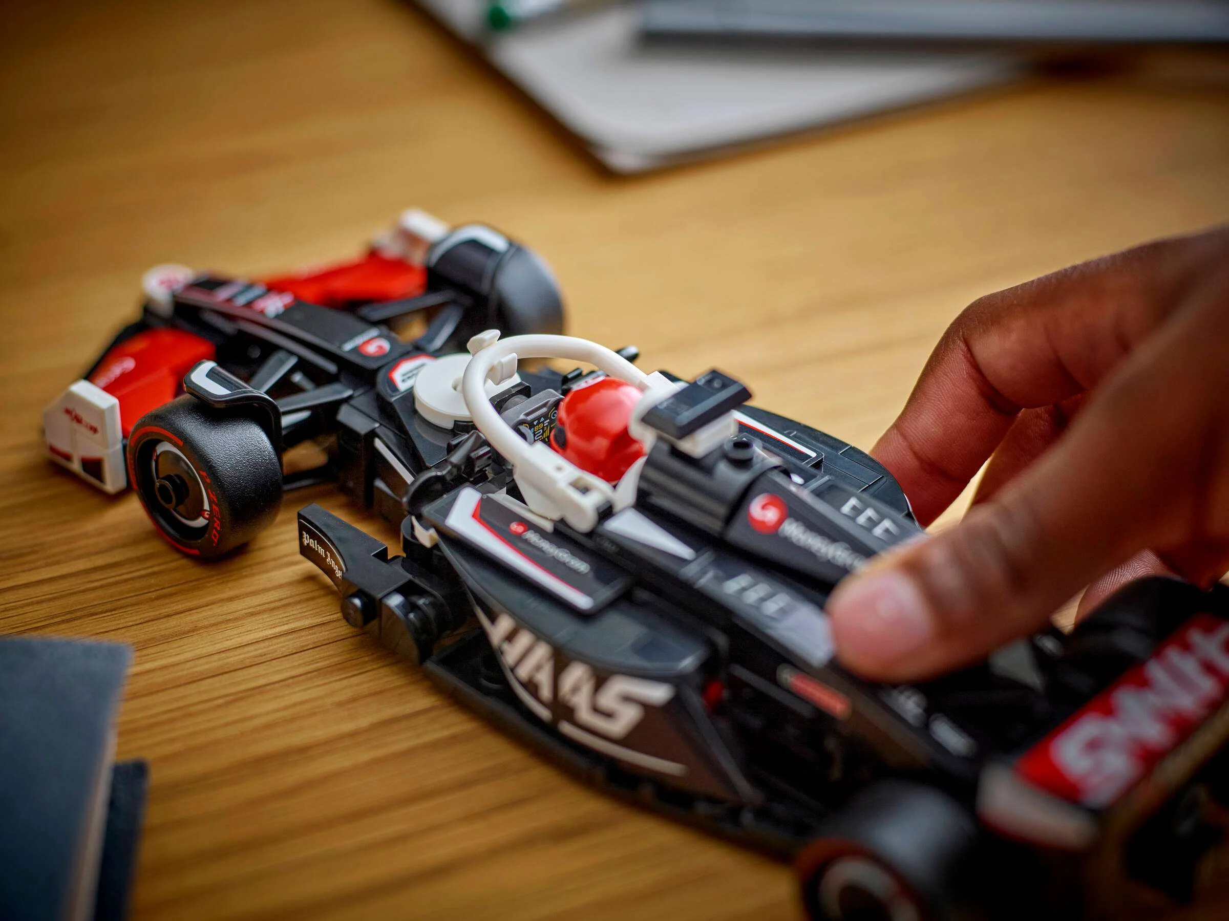 Lego 77250 Speed Champions - Carro de Corrida MoneyGram Haas F1® Team VF-24 - Image 3